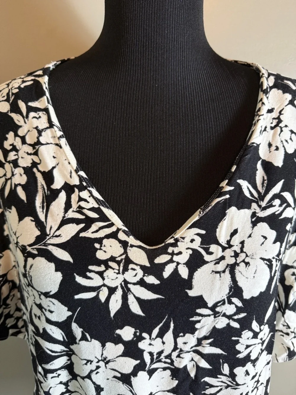 Lauren Ralph Lauren Black and White Floral V-Neck Women's Top Sz 1X - Picture 2 of 8